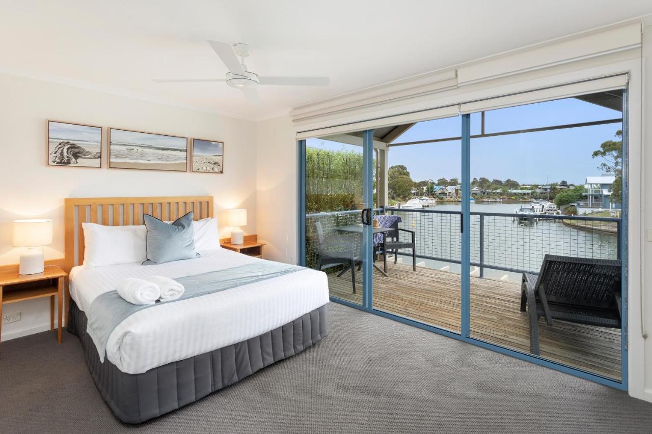 Captains Cove Resort - Waterfront Apartments Paynesville Ngoại thất bức ảnh